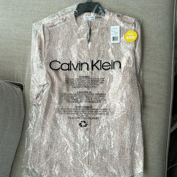 Calvin Klein
Rose Water Banded Collar Long Roll-Tab Sleeve Button Front Top. M - Picture 9 of 11